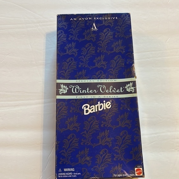 Avon, exclusive, special edition, winter velvet Barbie, first in a series, 1995 - Picture 6 of 7